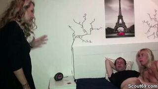 Sie erwischt ihre Schwester beim Ficken und macht mit