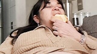 Fucking eating and caressing my vagina, how delicious