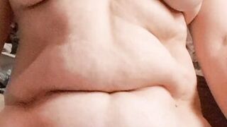 Momny rubs her pussy on the tip to feel orgasm