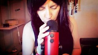 Sensual Mouth Sounds for Beautiful Italian Milf