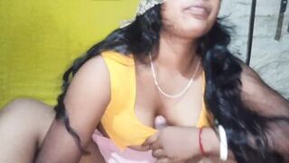 Desi bhabhi ne mere ling se pani nikal waa di ling ke pyasi bhabhi