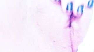 Masturbating my pussy nicely on webcam