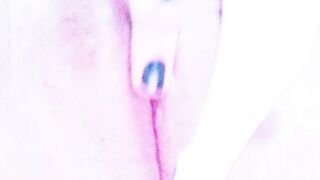 Masturbating my pussy nicely on webcam