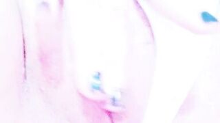 Masturbating my pussy nicely on webcam