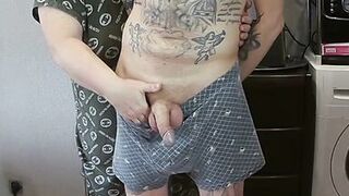 mother-in-law gives a deep blowjob jerks off a dick before a cumshot