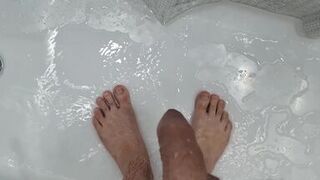 MY STEPMOM IS CRAZY!!! SHE DOESN'T HESITATE TO COME INTO MY BATHROOM WHEN I'M WASHING