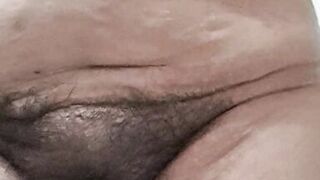 Mature milf creams her hairy pussy