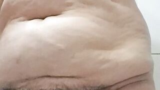 Mature milf creams her hairy pussy