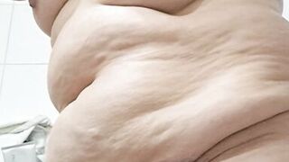 Mature milf creams her hairy pussy