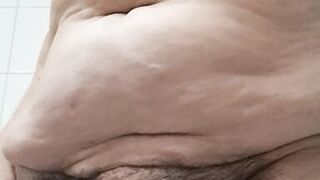 Mature milf creams her hairy pussy