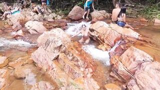 Outdoor adventure on the waterfall trail fucking and cumming inside the hottie's ass until cum overflows. Vagninho and Luna Oliveira