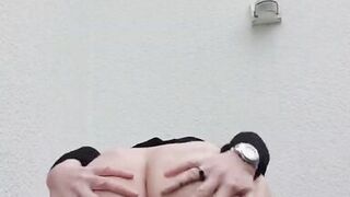 Slave presenting itself outdoor with orgasm