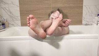 Do you want to wash my feet? Foot fetish from a mature milf in the bath.