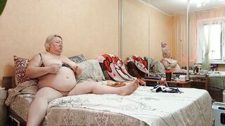 Mother-in-law masturbates her meaty pussy in the evenings and rubs her big tits