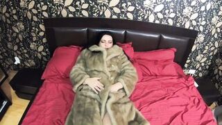 Preview-milfycalla- Cum Play While Wearing a Fur Coat and Pantyhose 197