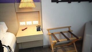 Stepmom shares hotel bed with stepson: "I won't be able to look your father in the eye again" - 3 image