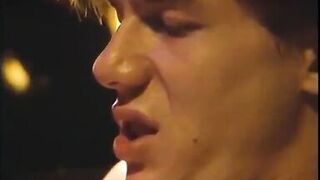 Guy fucks mature brunette's twat