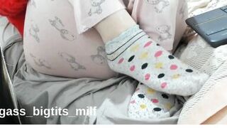 Watch BBW bigass_bigtits_milf's steamy solo foot fetish video with her bigass and feet - 13 image