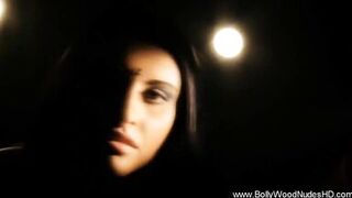 Erotic Desi MILF India dances to erotic music and has solo fun
