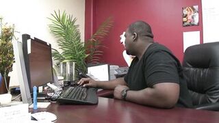 Watch Victoria Lawson and Tommy Gunn get down and dirty in hot MILF action! - 2 image