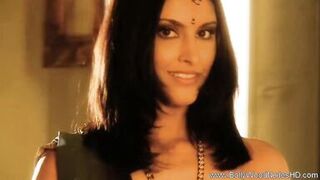 Watch India's steamy solo dance with her erotic moves - 1 image