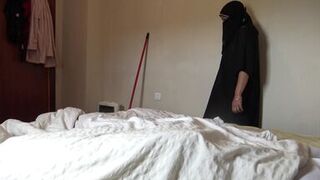 Muslim maid has sex with big black cock in a hotel room