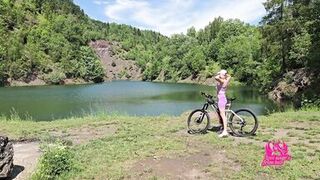 A wife cheats on her husband on a bicycle trip.