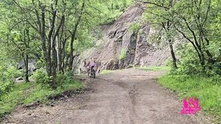 A wife cheats on her husband on a bicycle trip.