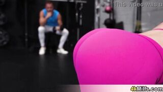 Japanese sporty MILF offers her bubbly ass for a quick fuck - 7 image