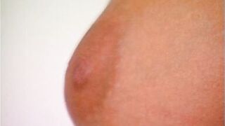 Milf mit riesem Busch fingert sich selbst