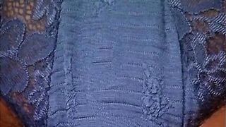 Milf mit riesem Busch fingert sich selbst