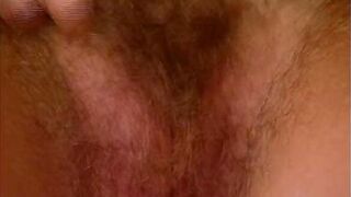 Milf mit riesem Busch fingert sich selbst