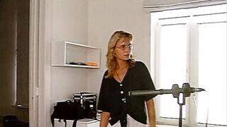 Milf mit riesem Busch fingert sich selbst