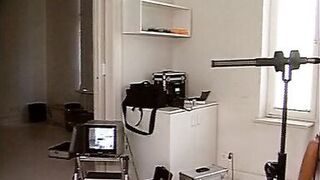 Milf mit riesem Busch fingert sich selbst