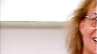 Milf mit riesem Busch fingert sich selbst