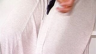 Milf mit riesem Busch fingert sich selbst