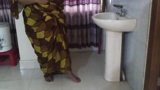 Jab Tamil Sexy Mosi bistar ke neche phans jate hai tab uska sautela beta bade gand ko chodata hai