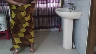 Jab Tamil Sexy Mosi bistar ke neche phans jate hai tab uska sautela beta bade gand ko chodata hai