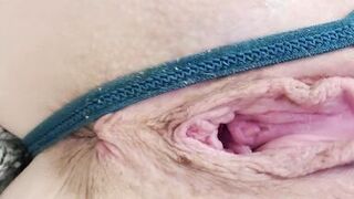 Sexy MILF Plays with Wet Pussy