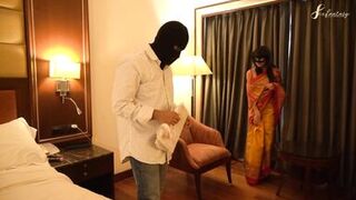 Desi girl looking hot in an Indian saree and ready to fuck hard