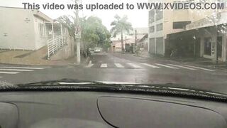 Motorista de Uber gozou na boca da passageira que pagou a corrida com boquete - Completo no RED e no Sheer