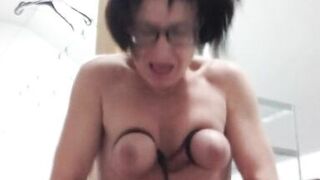 Squirting milf titt hanging - 7 image