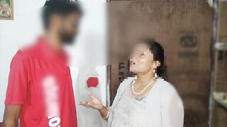 Desi Indian Modern Milf Bhabhi Gets Fucked With Facial By Pizza Delivery Boy