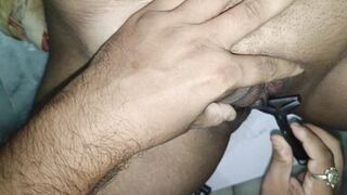 Bhabhi ne Apne Chut Ko Clean Save Karaya