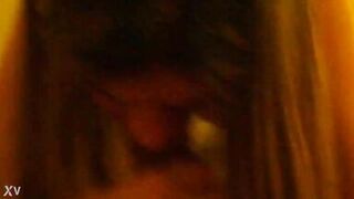 Exibidinha fudendo com dois... foi assim que a menina virou puta!!!