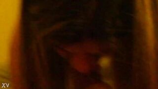 Exibidinha fudendo com dois... foi assim que a menina virou puta!!!