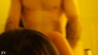 Exibidinha fudendo com dois... foi assim que a menina virou puta!!!