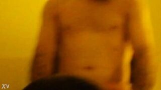 Exibidinha fudendo com dois... foi assim que a menina virou puta!!!