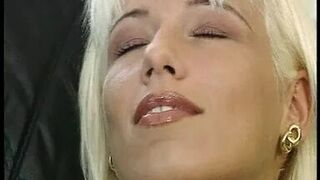 Retro fuck in the convertible - 1 image