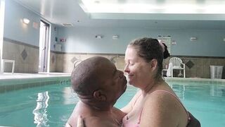 Wet-humping in the pool - 5 image